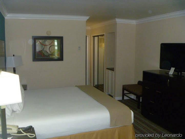 Holiday Inn Express Van Nuys By Ihg Los Angeles Exterior photo